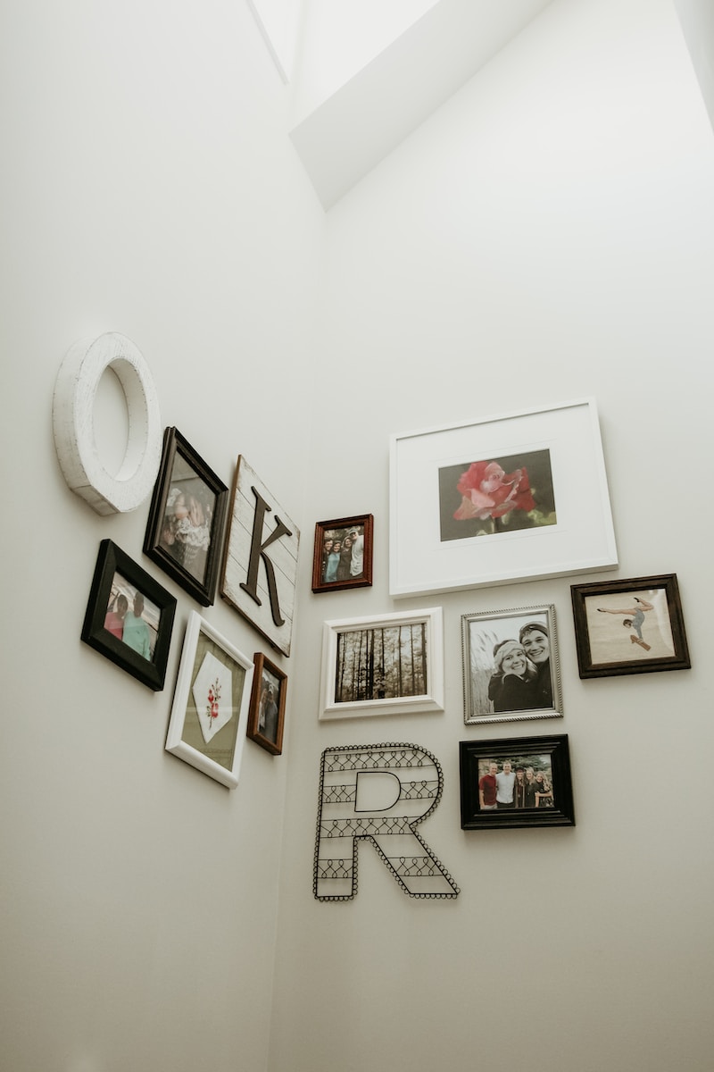 White and black photo frames hanging on wall. 10 idei creative si elegante pentru decorarea peretilor casei tale