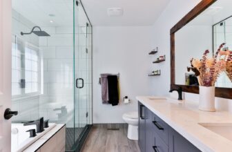 Cum să alegi ușa de duș potrivită pentru baia ta: sfaturi și idei pentru o amenajare modernă și funcțională