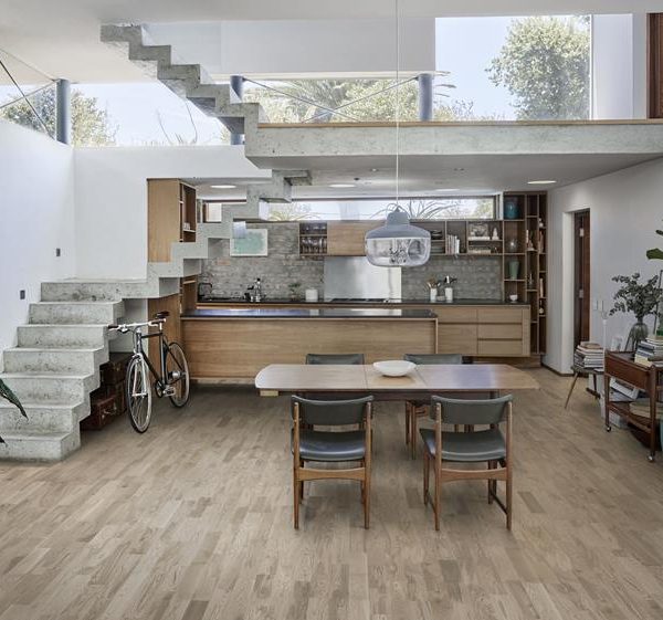 Parchet Kahrs Lumen Dim stejar lacuit ultra mat periat alb-gri cu earth tones 2-strip 2423x200x15 mm 152N7BEKD4KW240