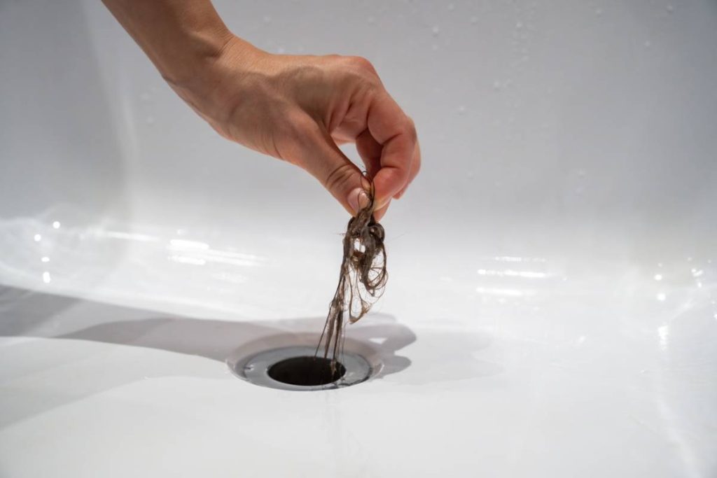 Desfundarea eficientă a unei scurgeri de căzi de baie sau a unui duș Desfundarea eficientă a unei scurgeri de căzi de baie sau a unui duș