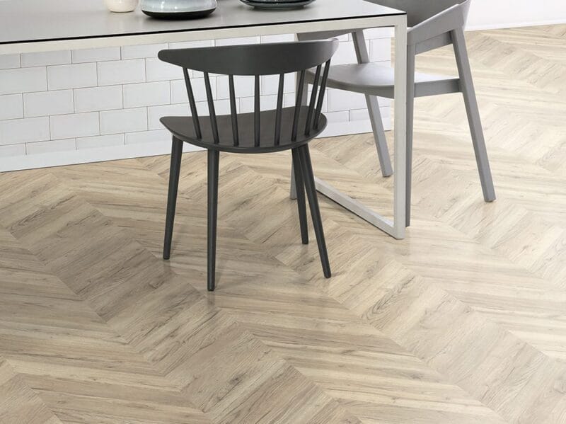 Parchet laminat chevron EGGER Stejar Rillington deschis EPL011 clasa 32 1292 x 327 mm