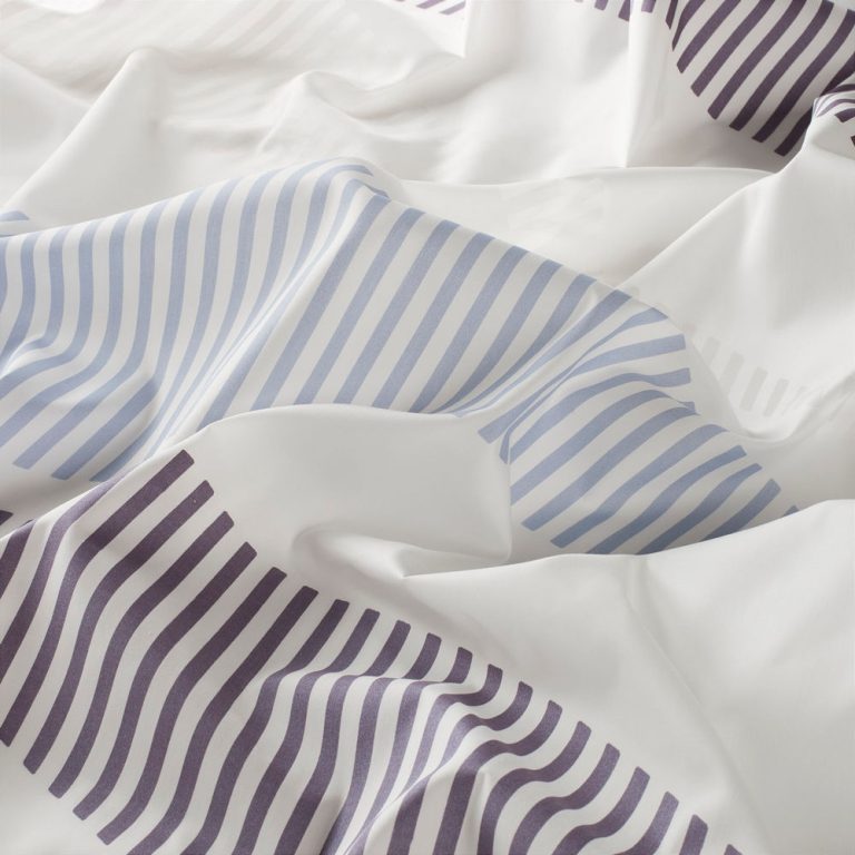 Perdele model grafic alb albastru bumbac si din poliester printat Helix Gardisette latime material 300 cm