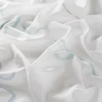 Perdele model grafic alb bleu din poliester Curly Gardisette latime material 300 cm