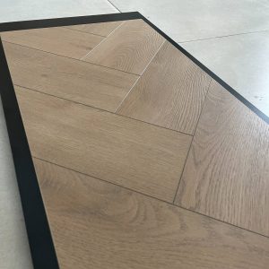 Parchet laminat Elegant Herringbone 8mm AC5 4V X-lock 525 Calisson Oak Alsafloor