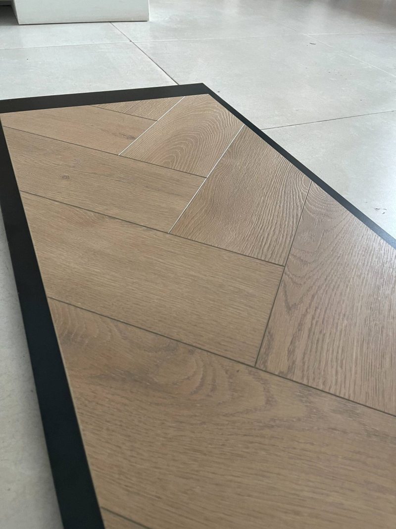 Parchet laminat Elegant Herringbone 8mm AC5 4V X-lock 525 Calisson Oak Alsafloor