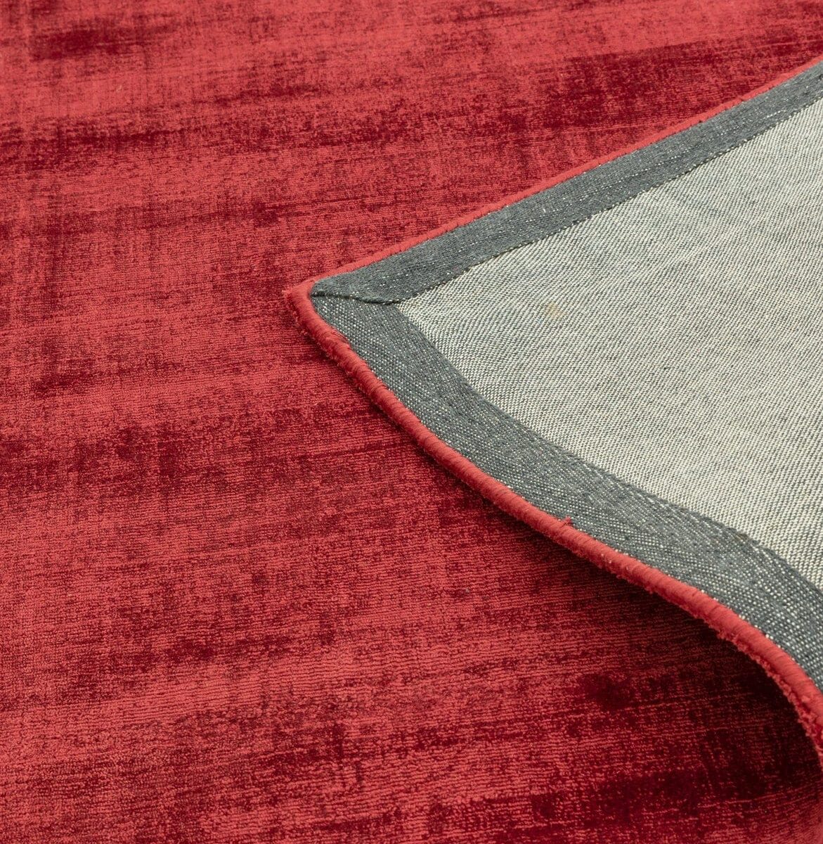 Covor pufos rosu din vascoza lucrat manual modern model uni Blade Runner Berry 7 mm 66x240 cm BLAD066240BERR