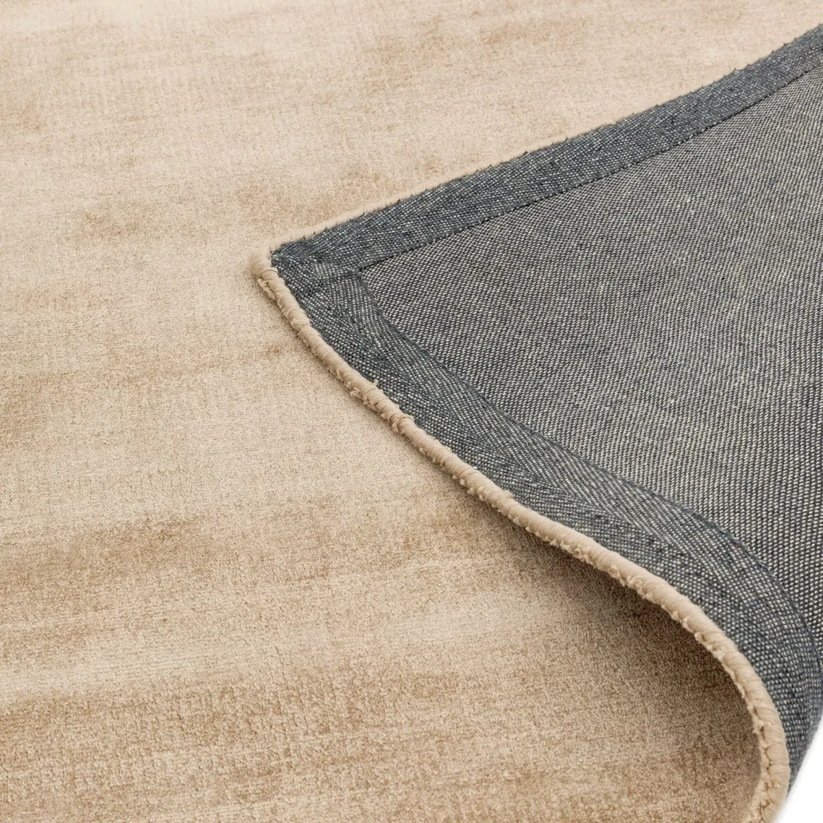 Covor pufos sampanie din vascoza lucrat manual modern model uni Blade Runner Champagne 7 mm 66x240 cm BLAD066240CHAM