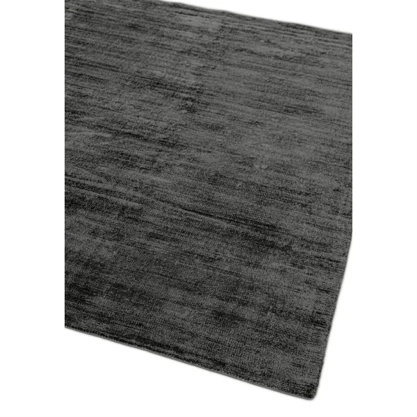 Covor pufos gri din vascoza lucrat manual modern model uni Blade Charcoal 7 mm 120x170 cm BLAD120170CHAR