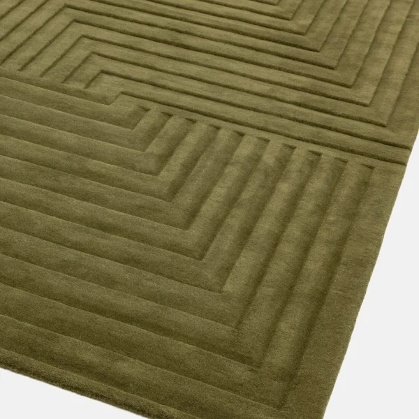 Covor verde din lana lucrat manual modern model geometric dungi Form Green 12-18 mm 120x170 cm FORM120170GREE