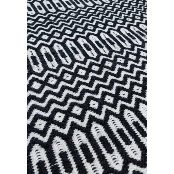 Covor negru lucrat manual modern outdoor model geometric Halsey Black 3 mm 66x240 cm HALS066240BLAC