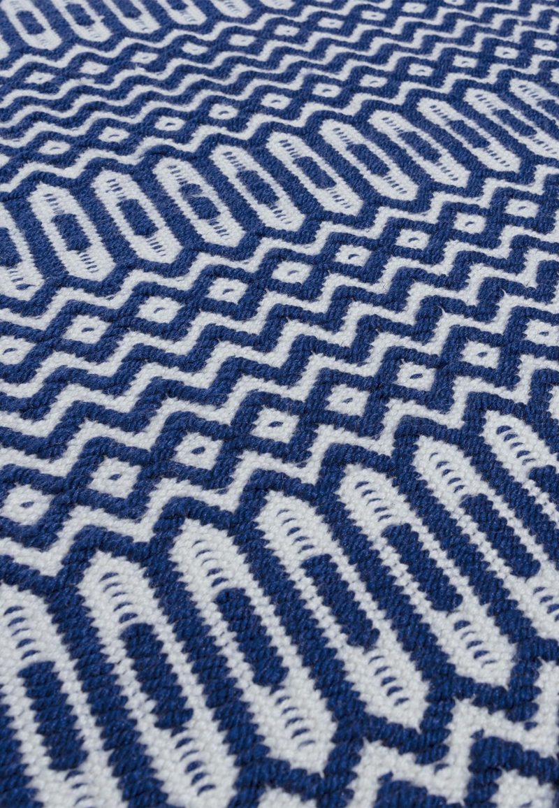 Covor albastru lucrat manual modern outdoor model geometric Halsey Blue 3 mm 66x240 cm HALS066240BLUE - imagine 3