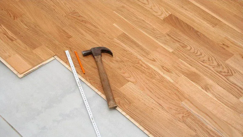 Pot să pun parchet laminat pe linoleum vechi?