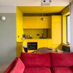 Apartament colorat de 43 m² într-o clădire de blocuri standard