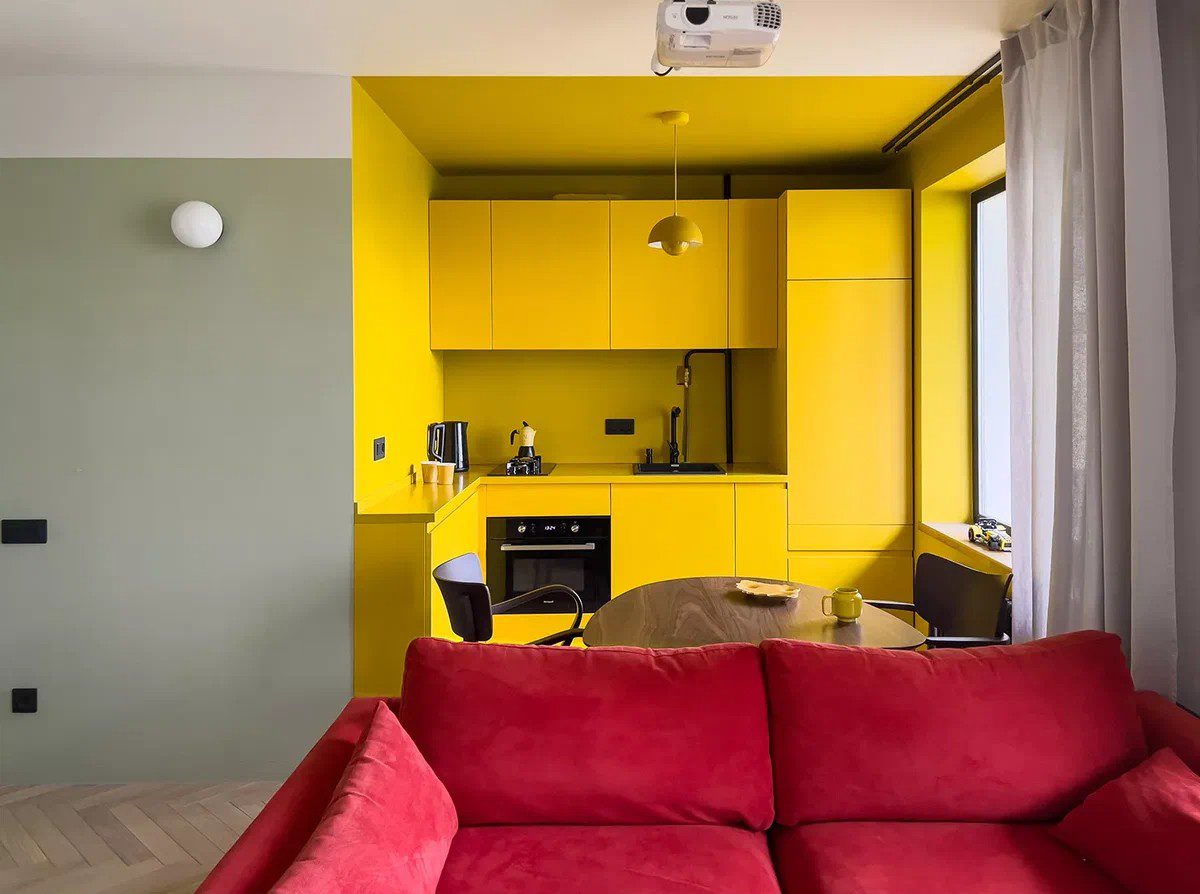 Apartament colorat de 43 m² într-o clădire de blocuri standard