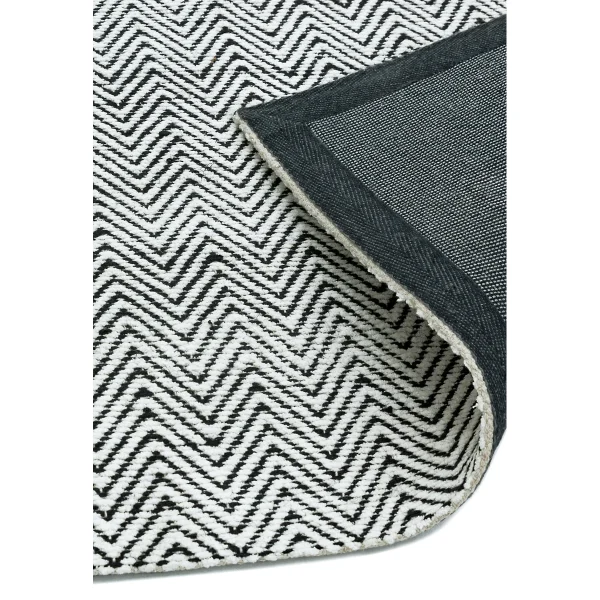 Covor negru alb din bumbac iuta lucrat manual modern model geometric Ives Runner Black White 4 mm 66x200 cm IVES066200BLAC