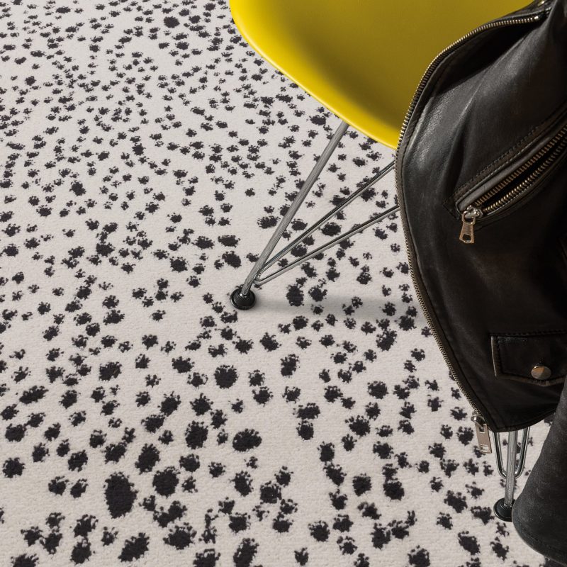 Covor negru modern model geometric Muse Black Spotty 9 mm 80x150 cm MUSE0801500011