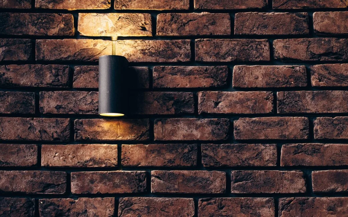 Perete de cărămidă în dormitorul tău: 5 idei decorative