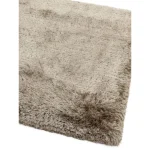 plush_taupe_2048xplush_taupe_2_2048xplush_taupe_3_2048x-3 Covor pufos taupe lucrat manual modern model uni Plush Taupe 75 mm 120x170 cm PLUS120170TAUP