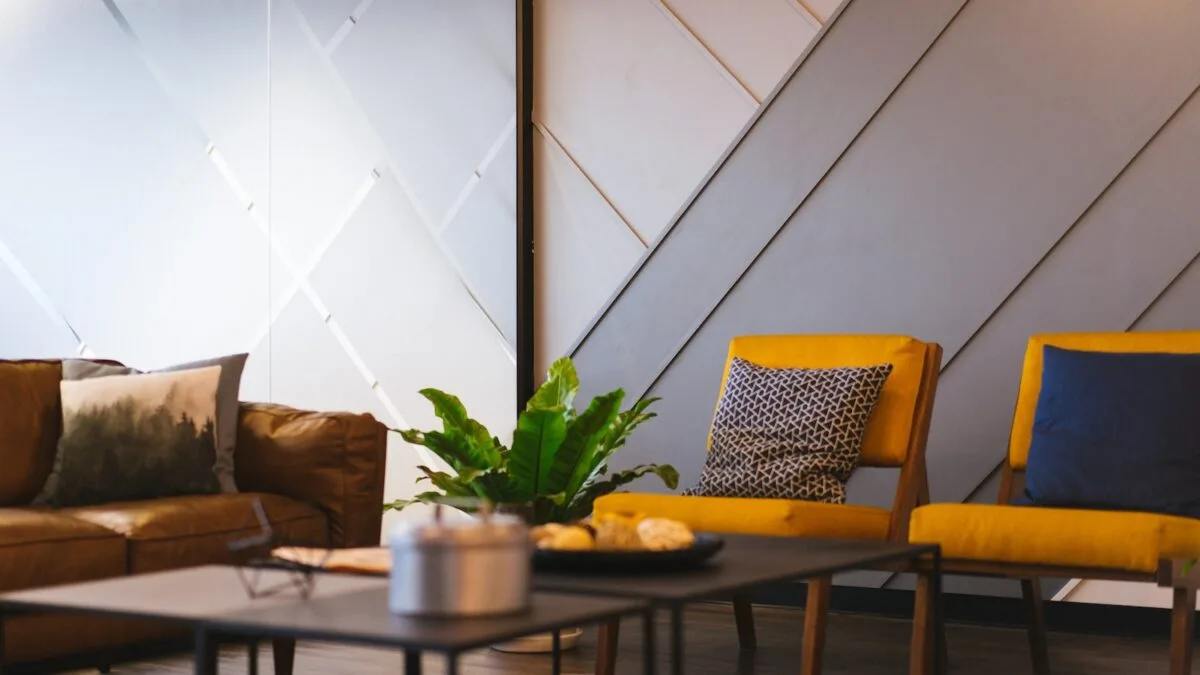 5 moduri creative de a decora cu scaune