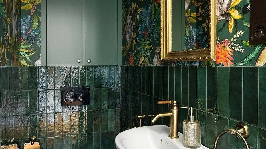 Tapet în baie: 7 exemple încântătoare de la designeri renumiți