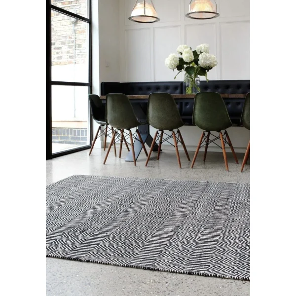 Covor negru din bumbac lână lucrat manual modern outdoor model geometric Sloan Black 4 mm 100x150 cm SLOA100150BLAC