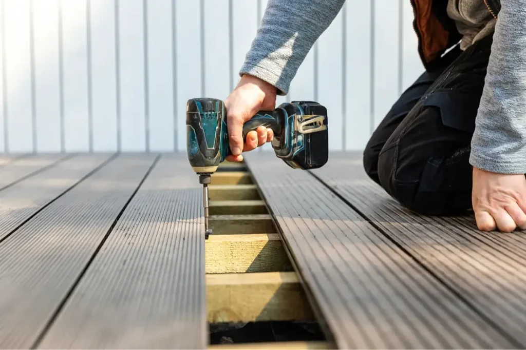 Deck WPC compozit pentru terase: combinația intre durabilitate și estetică pentru spațiul tău exterior Deck WPC compozit pentru terase: combinația intre durabilitate și estetică pentru spațiul tău exterior