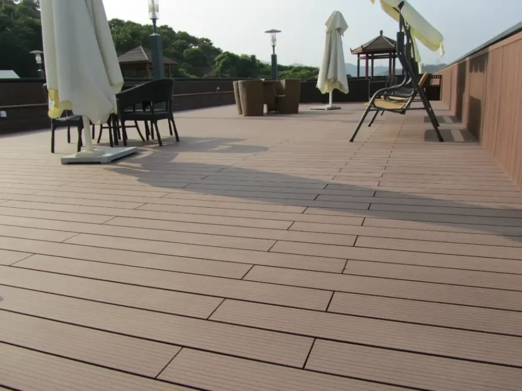 Deck WPC compozit pentru terase: combinația intre durabilitate și estetică pentru spațiul tău exterior Deck WPC compozit pentru terase: combinația intre durabilitate și estetică pentru spațiul tău exterior