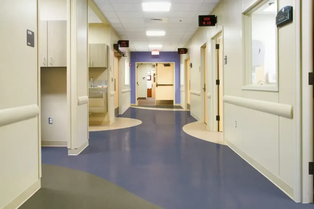 De ce se montează covor PVC și tapet antibacterian în spitale De ce se montează covor PVC și tapet antibacterian în spitale