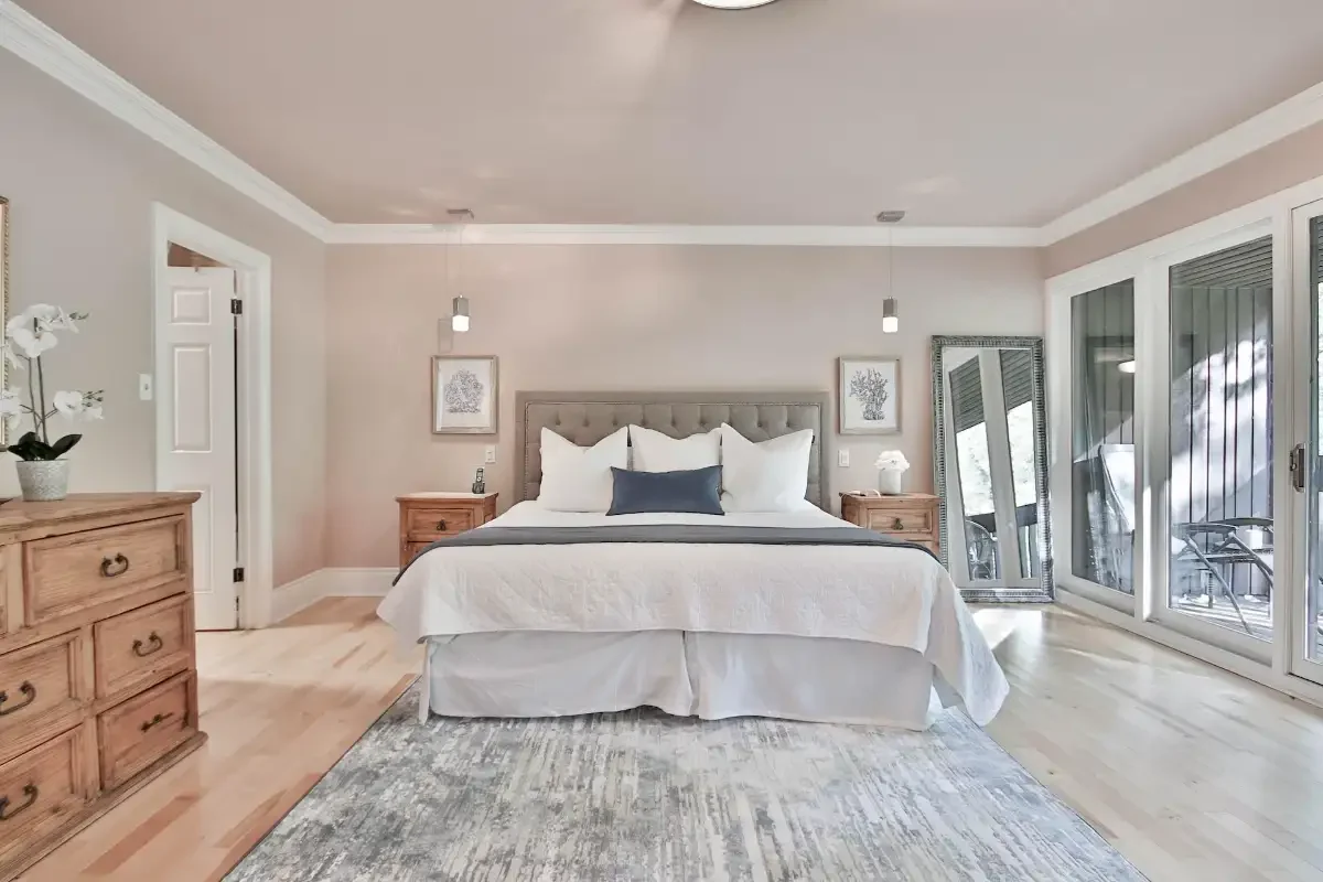 3 Idei pentru Decorarea Perfectă a Patului Tău