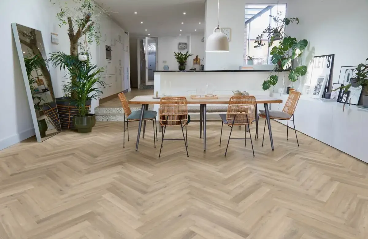 Tendințe în Design cu Parchet Herringbone: Eleganța Clasică în Decorul Modern