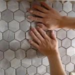 Mozaic: Decorarea Spațiilor cu Plăcuțe Mici ce Creează Mari Impresii