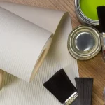 Tapet sau vopsea decorativă pentru pereți: Ghidul pentru alegerea potrivită