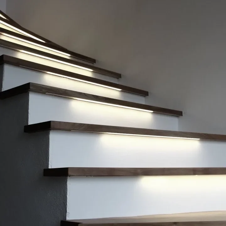 Iluminatul Scărilor: Soluții Creative pentru Siguranță și Eleganță Iluminatul Scărilor: Soluții Creative pentru Siguranță și Eleganță