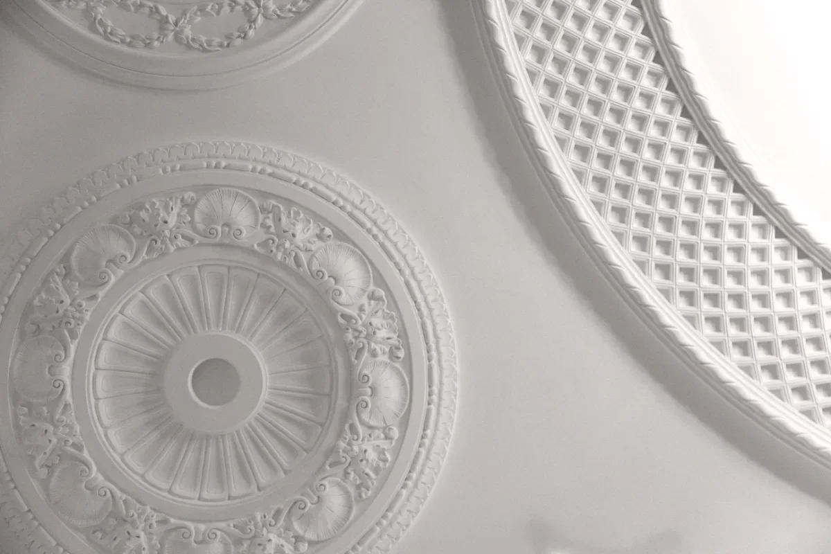 Tipuri de rozete decorative pentru plafon: Ghid complet pentru alegerea perfectă