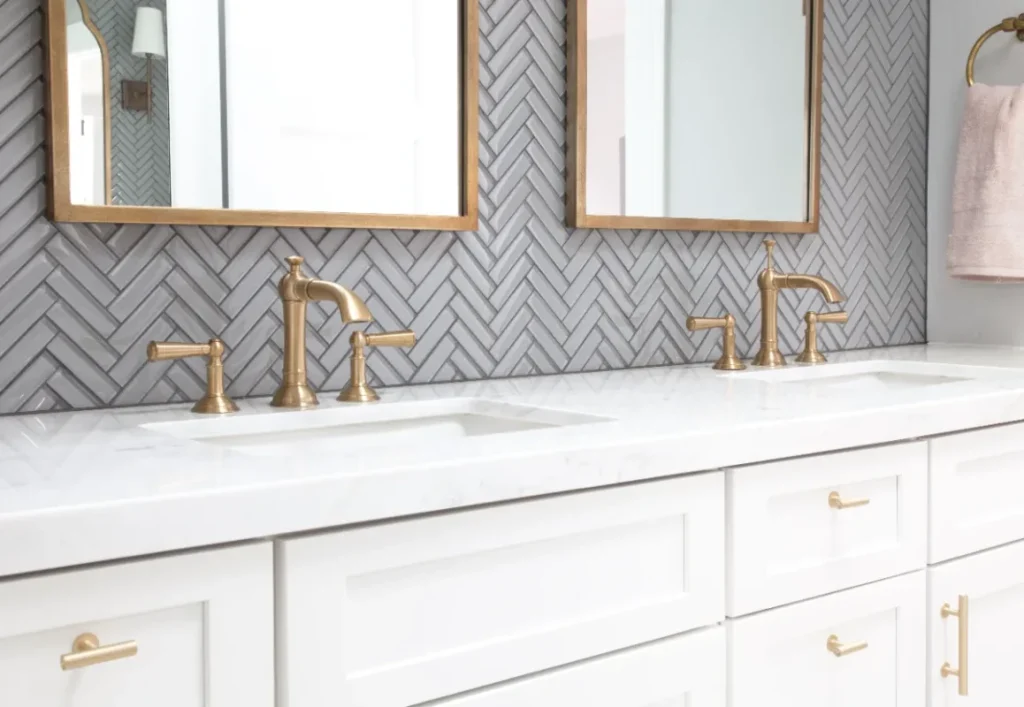 Plăci Ceramice Herringbone - Cum Să Transformi Băia cu Acest Trend Spectaculos Plăci Ceramice Herringbone - Cum Să Transformi Băia cu Acest Trend Spectaculos