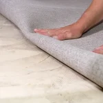 Cu ce se lipește mocheta pe beton: Ghid pentru montaj profesional acasă