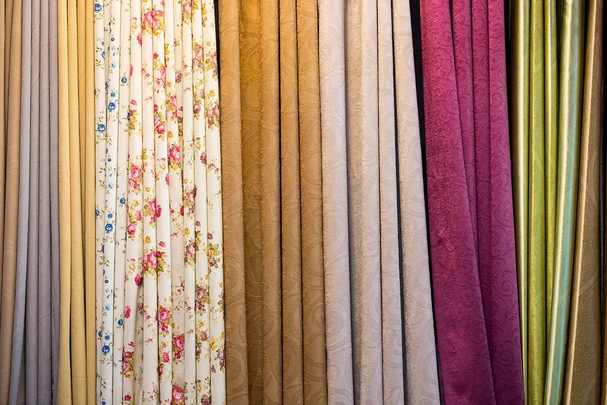 Tipuri de Materiale pentru Perdele și Draperii: Voal, Catifea, Blackout și Altele - Ghid 2025
