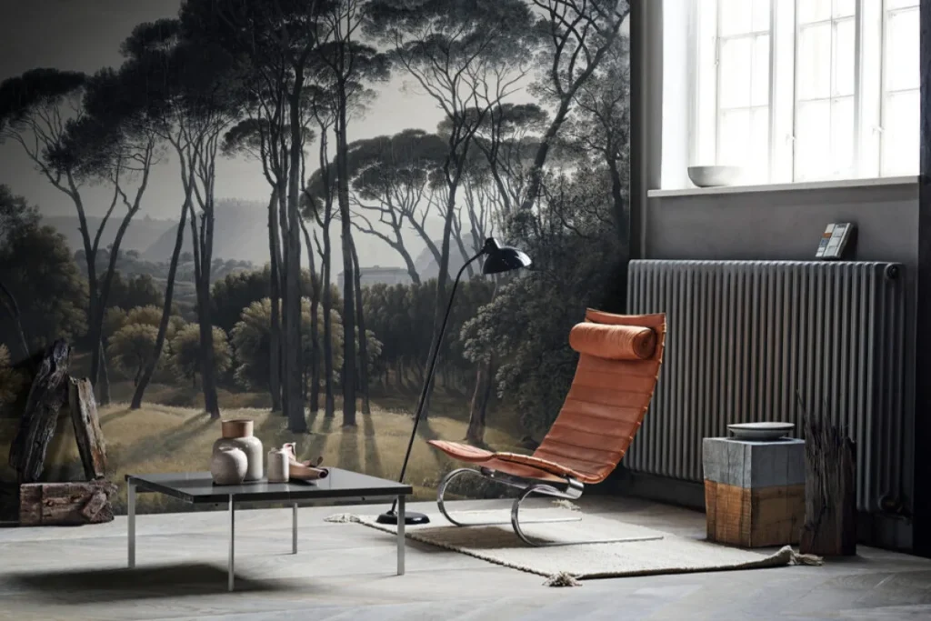 Tendințele în Tapet pentru 2025: De la Oaze Botanice la Eleganță Modernă Living decorat modern cu un tapet panoramic realist ce ilustrează o pădure de pini.