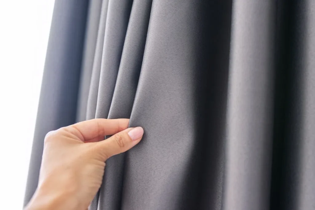 Cele Mai Bune Draperii Blackout pentru Dormitor: Ghid de Alegere 2025