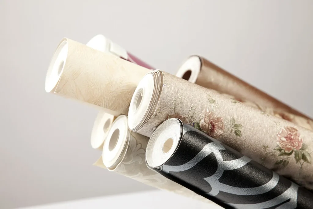 Tapetul din Vinil vs. Vlies vs. Textil: Ghid pentru o Alegerea Informată în Dormitorul Tău