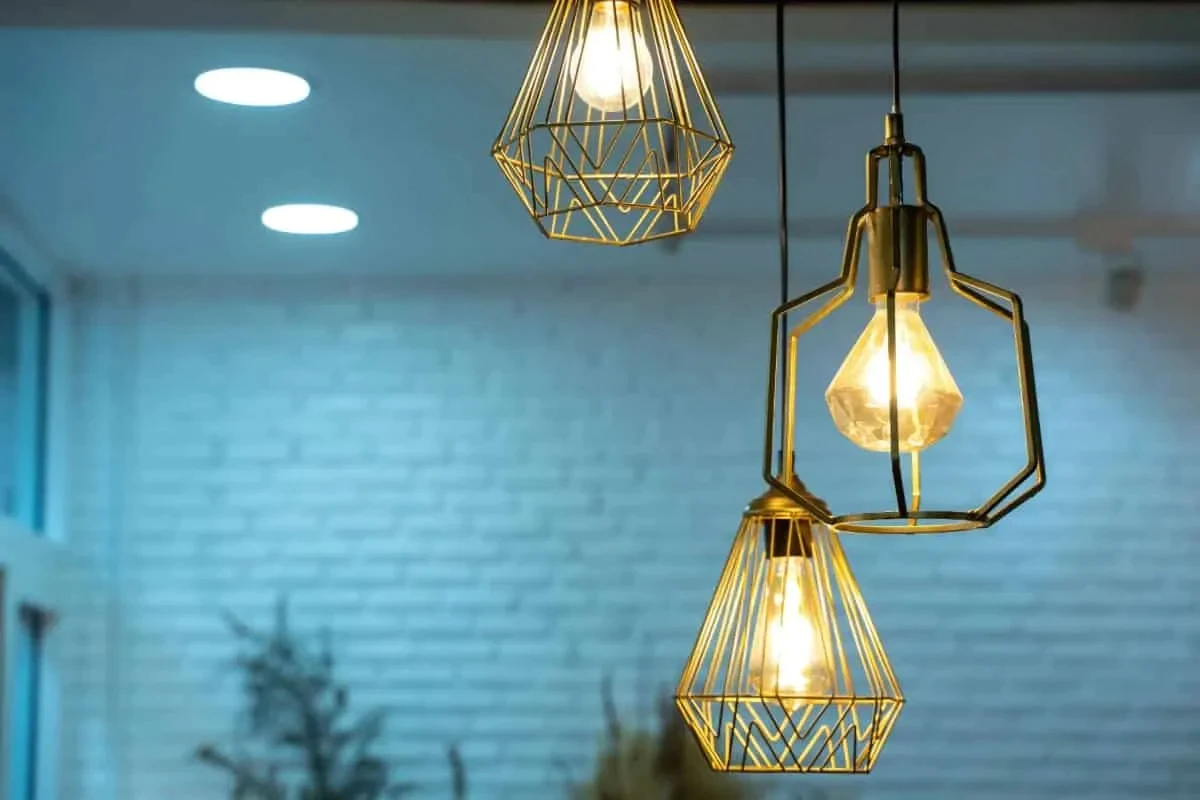 LED vs. Halogen vs. Incandescent: Ce Alegi pentru Iluminat Eficient în 2025?