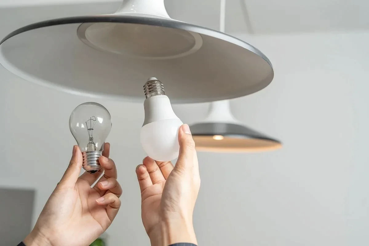 LED vs. Halogen vs. Incandescent: Ce Alegi pentru Iluminat Eficient în 2025?