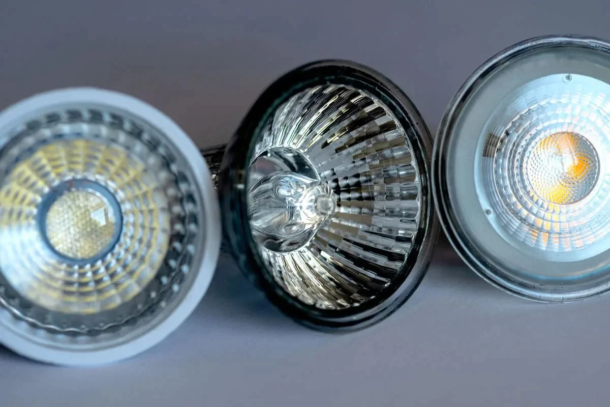 LED vs. Halogen vs. Incandescent: Ce Alegi pentru Iluminat Eficient în 2025?