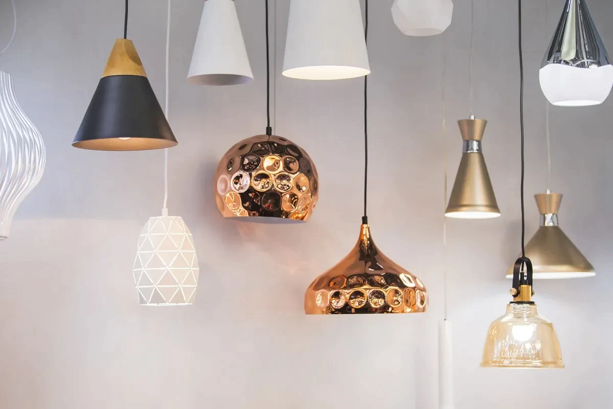 LED vs. Halogen vs. Incandescent: Ce Alegi pentru Iluminat Eficient în 2025?