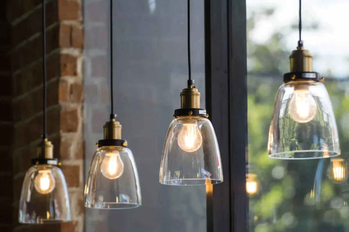 LED vs. Halogen vs. Incandescent: Ce Alegi pentru Iluminat Eficient în 2025?