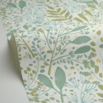 Tapetul vinil pe suport vlies verde-salvie cu fundal granulat din colecția Green Life Joy de la Caselio aduce atmosfera naturii în interior prin modelul botanic cu frunze și nuanțe calde.