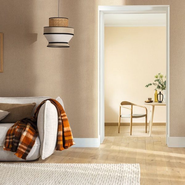 Tapetul vinil bej pe suport non-woven Amande aduce textura fină a pânzei naturale în spațiul tău