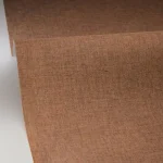 Tapet vinil maro teracotă cu aspect de țesătură naturală, Amande noir, Uni Mat Caselio, 10.05 m x 54 cm