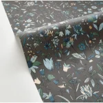 Tapet vinil pe suport non-woven gri-carbon cu motiv floral multicolor, Jardin de Giverny Caselio, 10.05 m x 53 cm