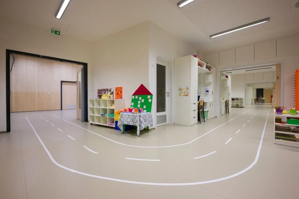 Poliuretan sau PVC: Care Este Cea Mai Sigură Pardoseală pentru Școli și Grădinițe în 2025?